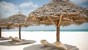 Plage, chaises longues, parasols, serviettes de plage