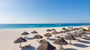Plage, chaises longues, parasols, serviettes de plage