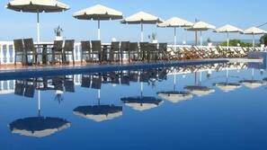 Piscine extérieure, parasols de plage, chaises longues