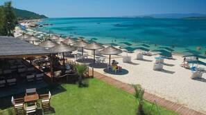 Plage privée à proximité, chaises longues, parasols, serviettes de plage