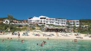 Plage privée à proximité, chaises longues, parasols, serviettes de plage