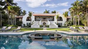 2 outdoor pools, free cabanas, pool umbrellas