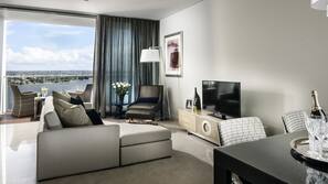 Hypo-allergenic bedding, minibar, in-room safe, individually furnished