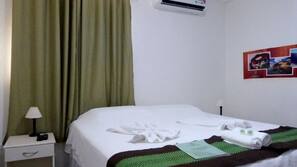 Frigobar, cofres nos quartos, escrivaninha