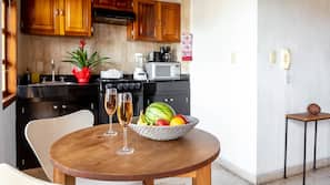 Full-size fridge, microwave, coffee/tea maker, toaster