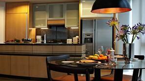 Full-sized fridge, microwave, oven, hob
