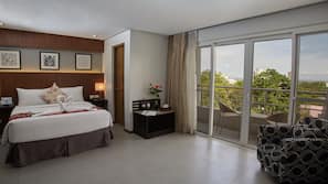 Minibar, in-room safe, desk, iron/ironing board
