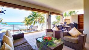 Minibar, coffre-forts dans les chambres, bureau