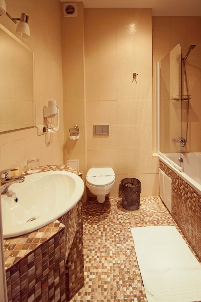 Photo - Ambassador Plaza