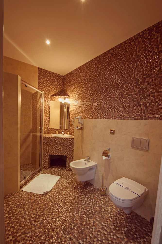 Photo - Ambassador Plaza