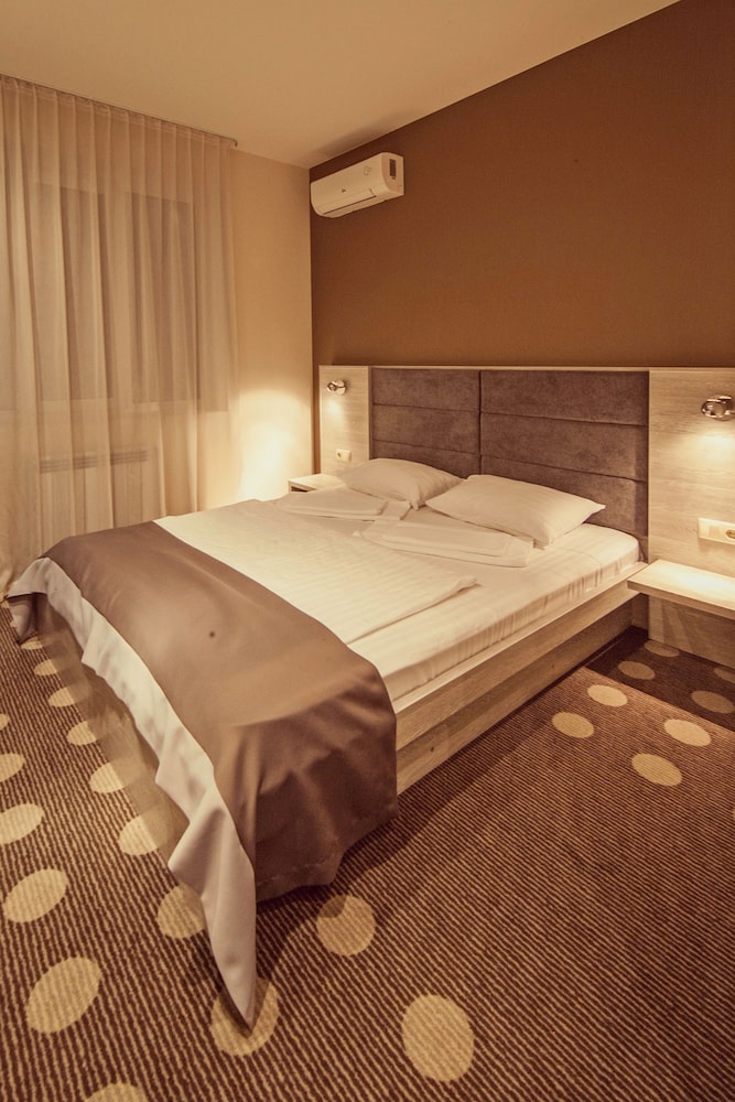 Photo - Ambassador Plaza