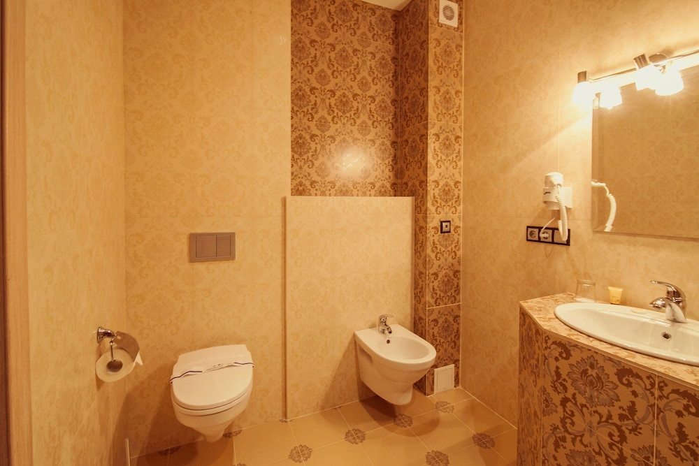 Photo - Ambassador Plaza