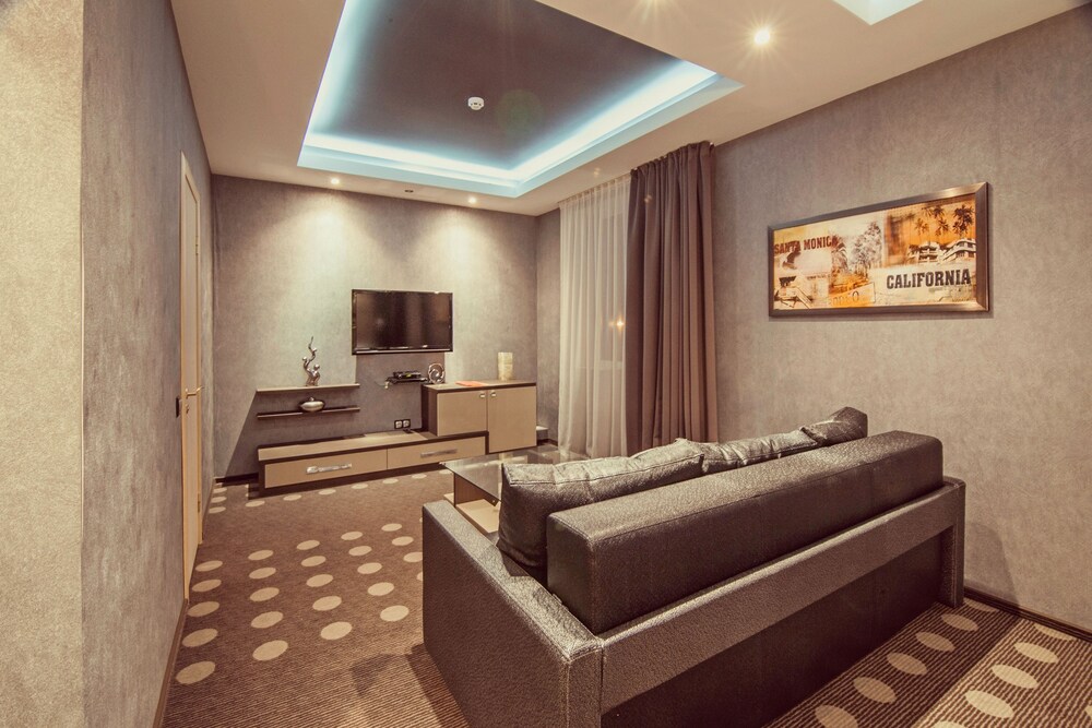 Photo - Ambassador Plaza