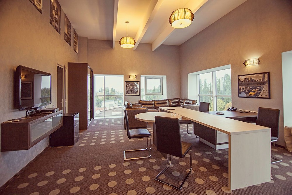 Photo - Ambassador Plaza