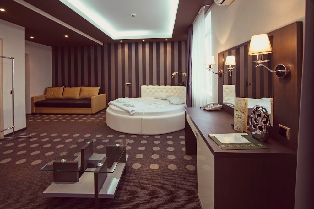 Photo - Ambassador Plaza