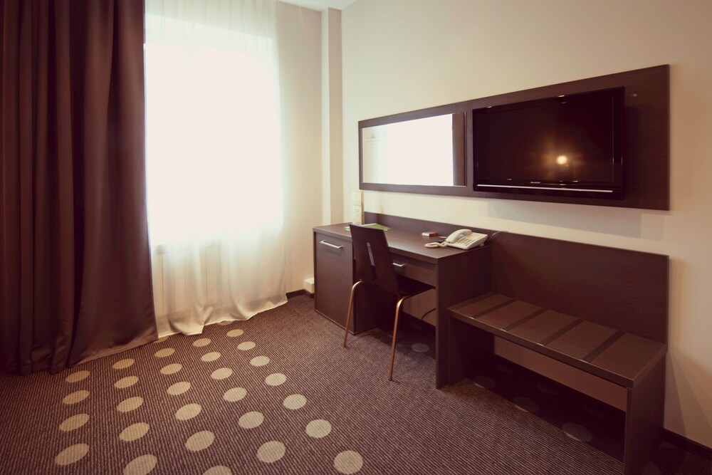 Photo - Ambassador Plaza