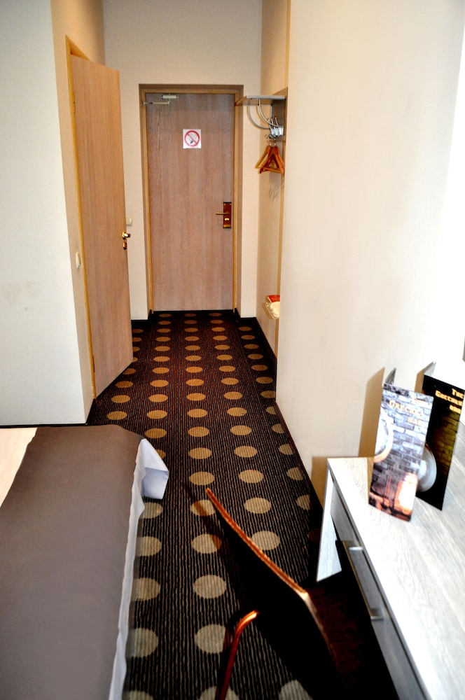 Photo - Ambassador Plaza