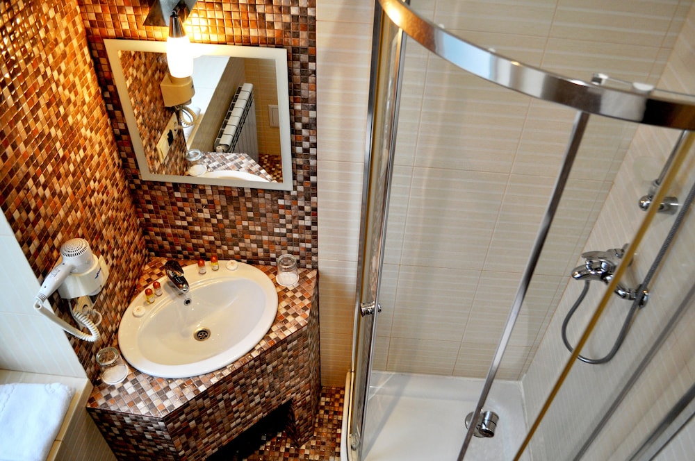 Photo - Ambassador Plaza