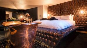 Egyptian cotton sheets, individually decorated, free WiFi, linens