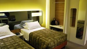 Minibar, Zimmersafe, Schreibtisch, Verdunkelungsvorhänge
