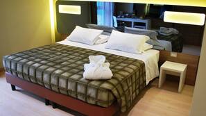 Minibar, Zimmersafe, Schreibtisch, Verdunkelungsvorhänge