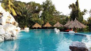 Una piscina al aire libre, cabañas de piscina gratuitas, tumbonas