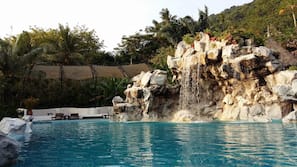 Una piscina al aire libre, cabañas de piscina gratuitas, tumbonas