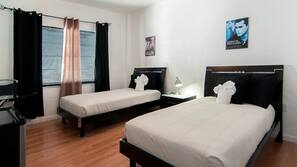 Literie de qualité supérieure, surmatelas, bureau, rideaux occultants
