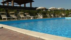 Piscina all'aperto, lettini