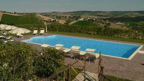 Piscina all'aperto, lettini