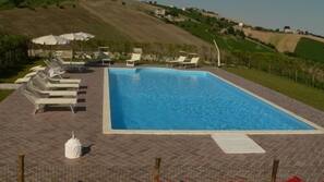 Piscina all'aperto, lettini