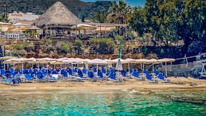 Plage privée, chaises longues, parasols, serviettes de plage