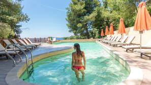 2 piscines extérieures, parasols de plage, chaises longues