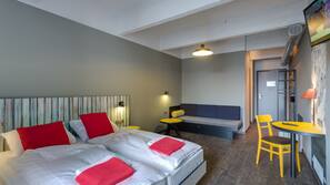Een kluis op de kamer, een bureau, gratis wifi, beddengoed