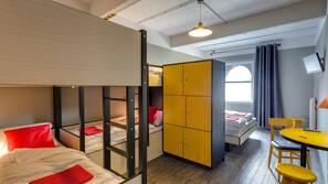 Een kluis op de kamer, een bureau, gratis wifi, beddengoed