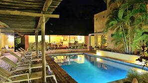 Piscine extérieure, chaises longues