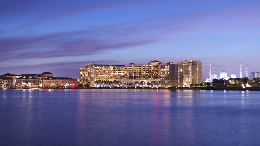 The Ritz-Carlton Abu Dhabi, Grand Canal