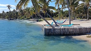 Ubicación a pie de playa, masajes en la playa y kayak