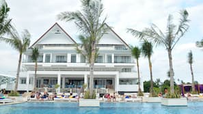 Outdoor pool, free pool cabanas, pool umbrellas