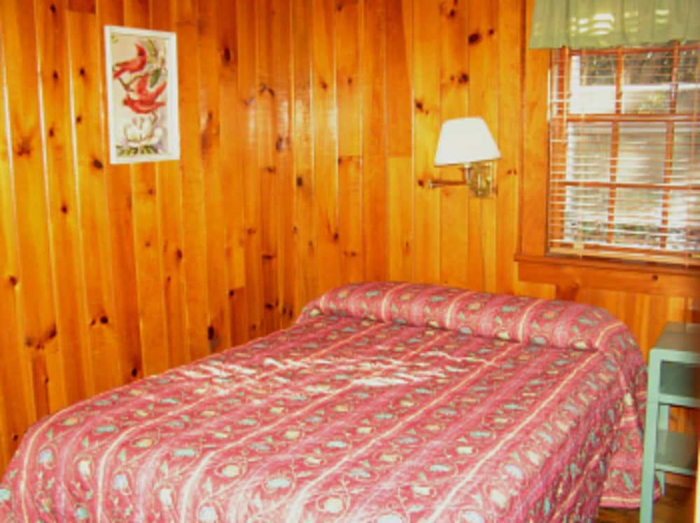 Room, Cabins at Twinbrook Resort