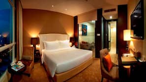 Minibar, in-room safe, desk, iron/ironing board