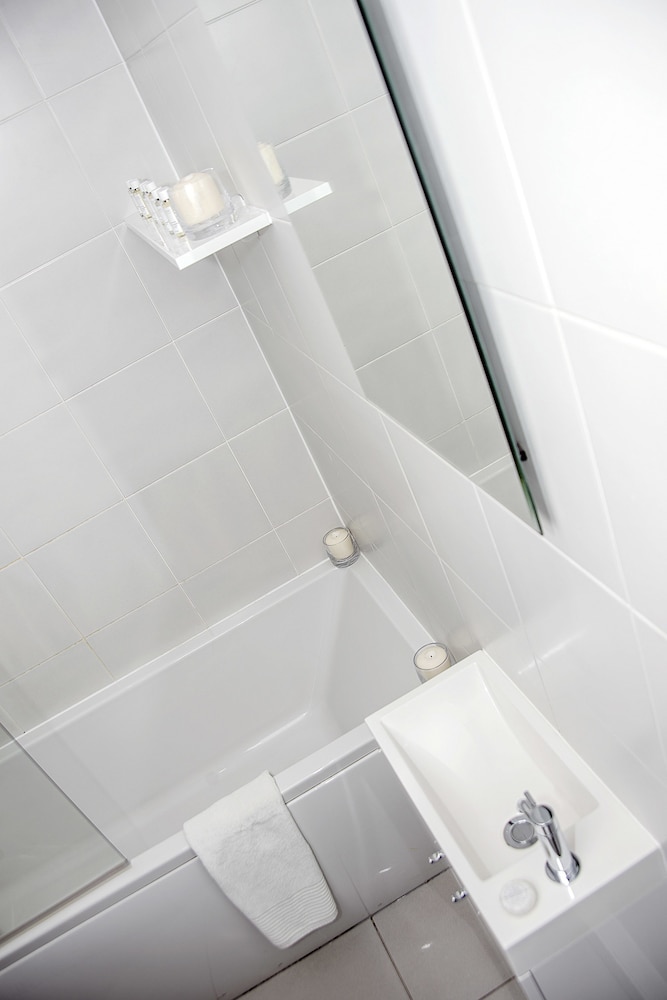 Bathroom, Base Serviced Apartments - City Road