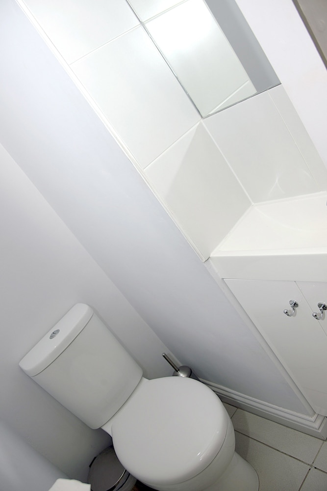 Bathroom, Base Serviced Apartments - City Road