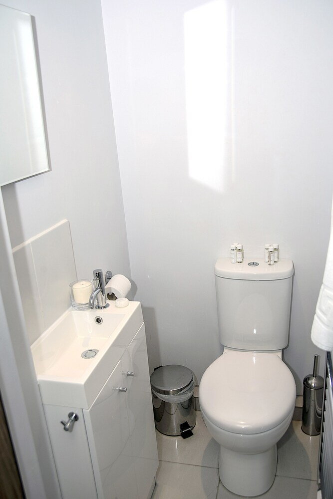 Bathroom, Base Serviced Apartments - City Road