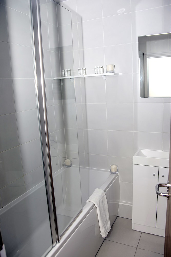 Bathroom, Base Serviced Apartments - City Road