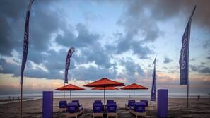 Beach nearby, white sand, beach towels