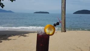 Na praia, barracas de praia de cortesia, guarda-sóis, toalhas de praia
