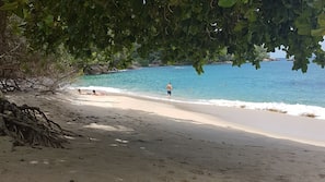 Na praia, barracas de praia de cortesia, guarda-sóis, toalhas de praia
