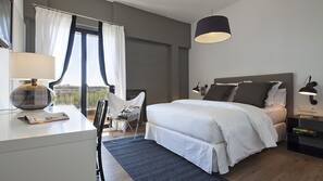 Een kluis op de kamer, een bureau, verduisterende gordijnen