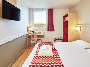 Standard Room, 1 Double Bed | Desk, blackout drapes, soundproofing, iron/ironing board